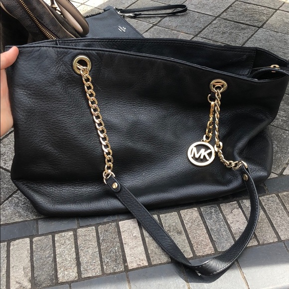 Black leather medium sized Michael Kors zip purse - Picture 1 of 3